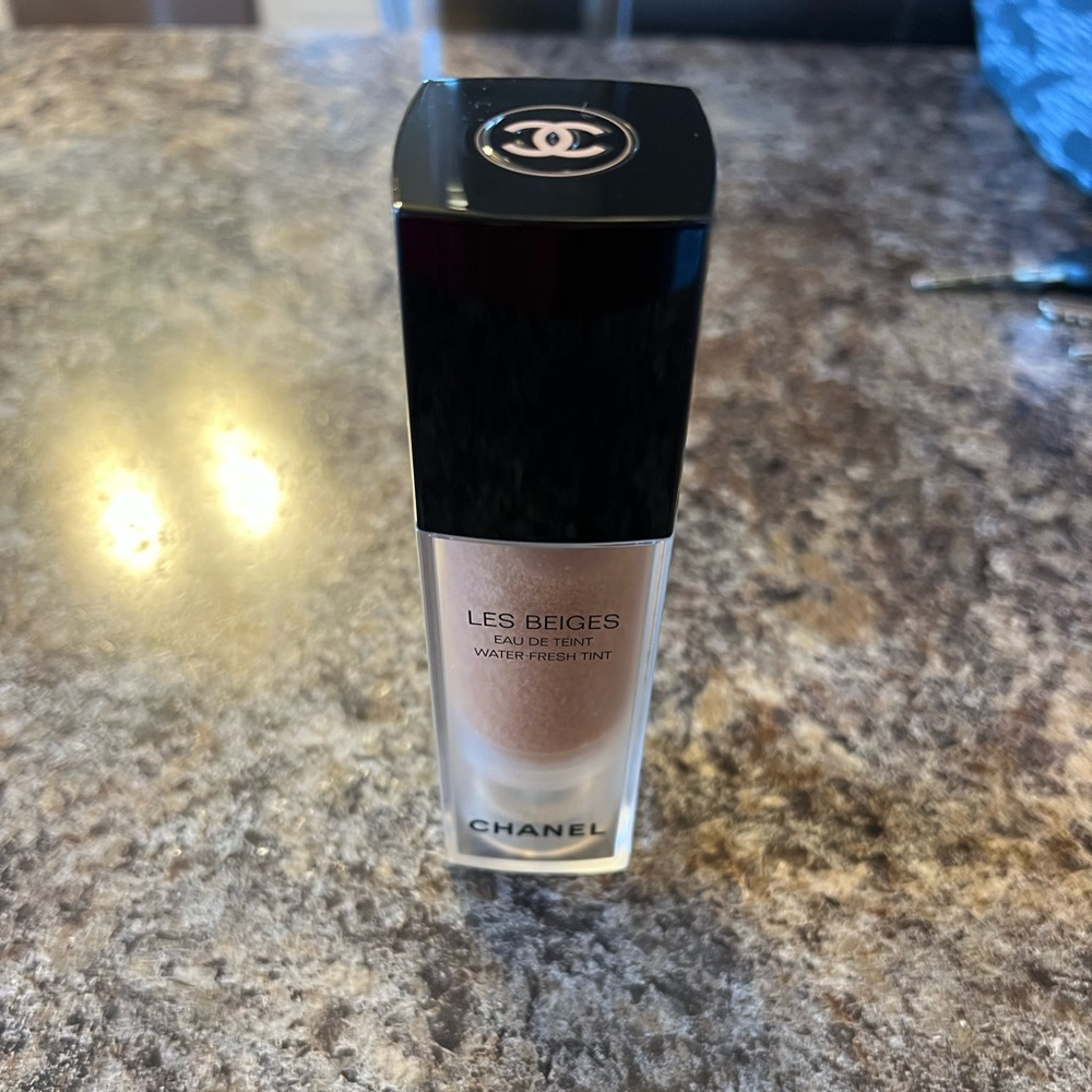 Chanel Les beiges water fresh tint in Light .